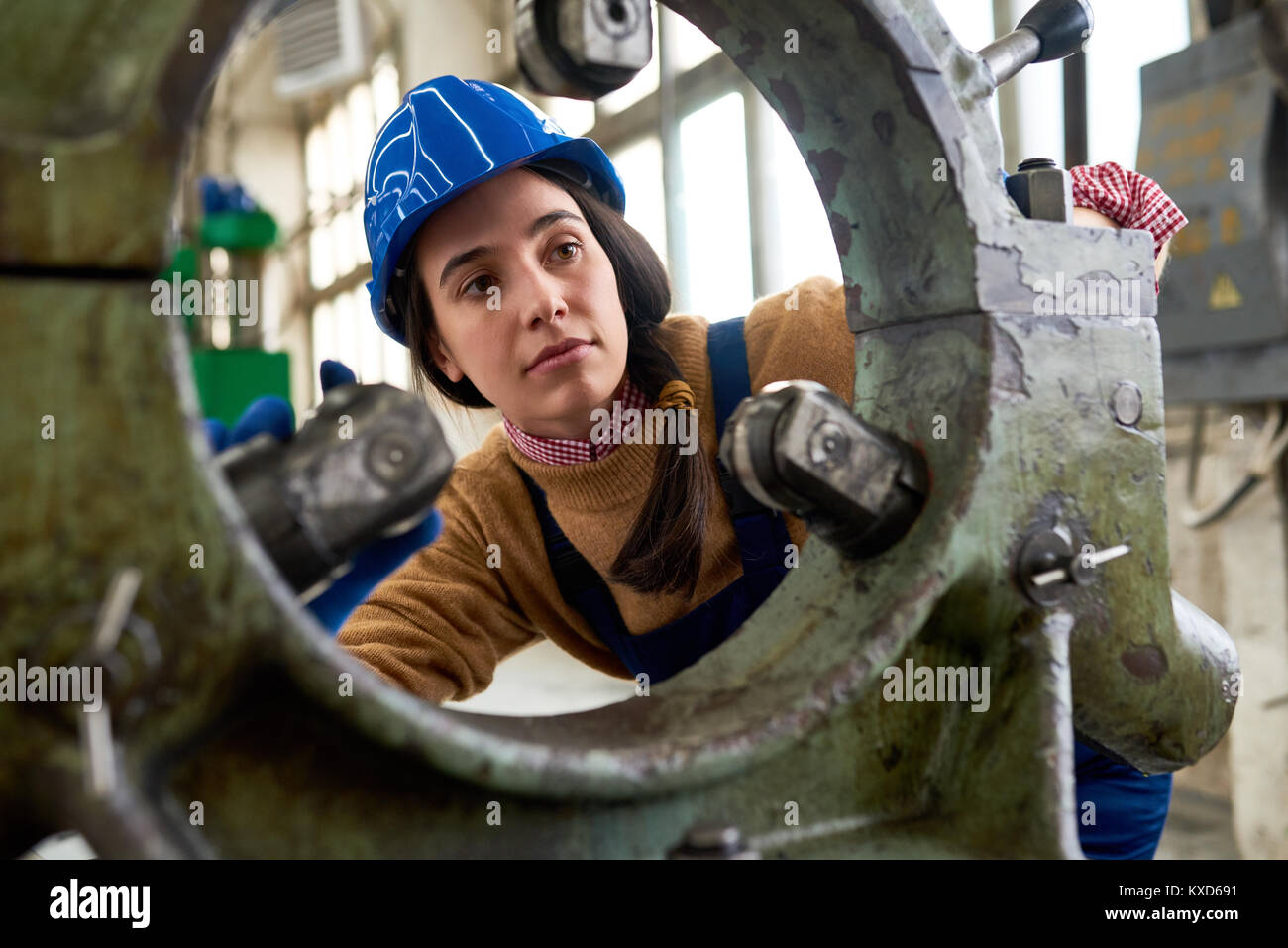 Mecánico femenino en la fábrica Foto de stock