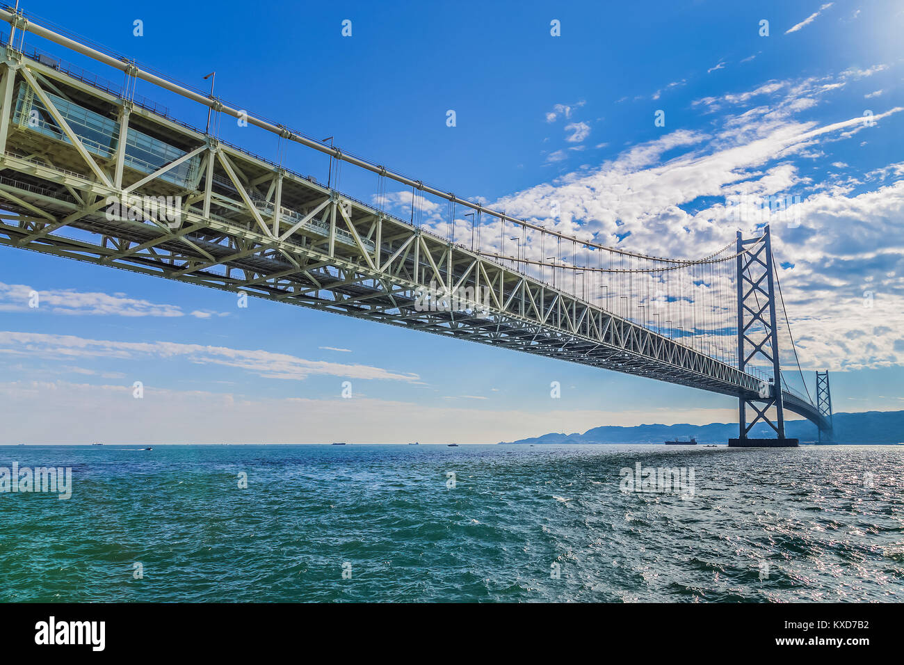 Puente Akashi-Kaikyo en Kobe, Japón en Kobe, Japón, el 25 de octubre: Puente Akashi-Kaikyo en Kobe, Japón, el 25 de octubre de 2014. Enlaces Kobe a continental Iwaya Foto de stock