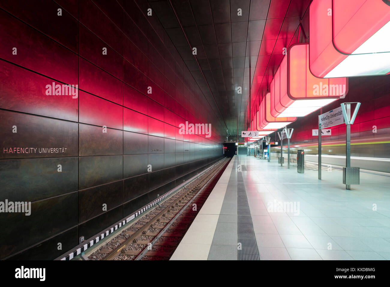 La moderna estación de U-bahn hafencity Universitat de la línea U4, hafencity, Hamburgo, Alemania. Foto de stock