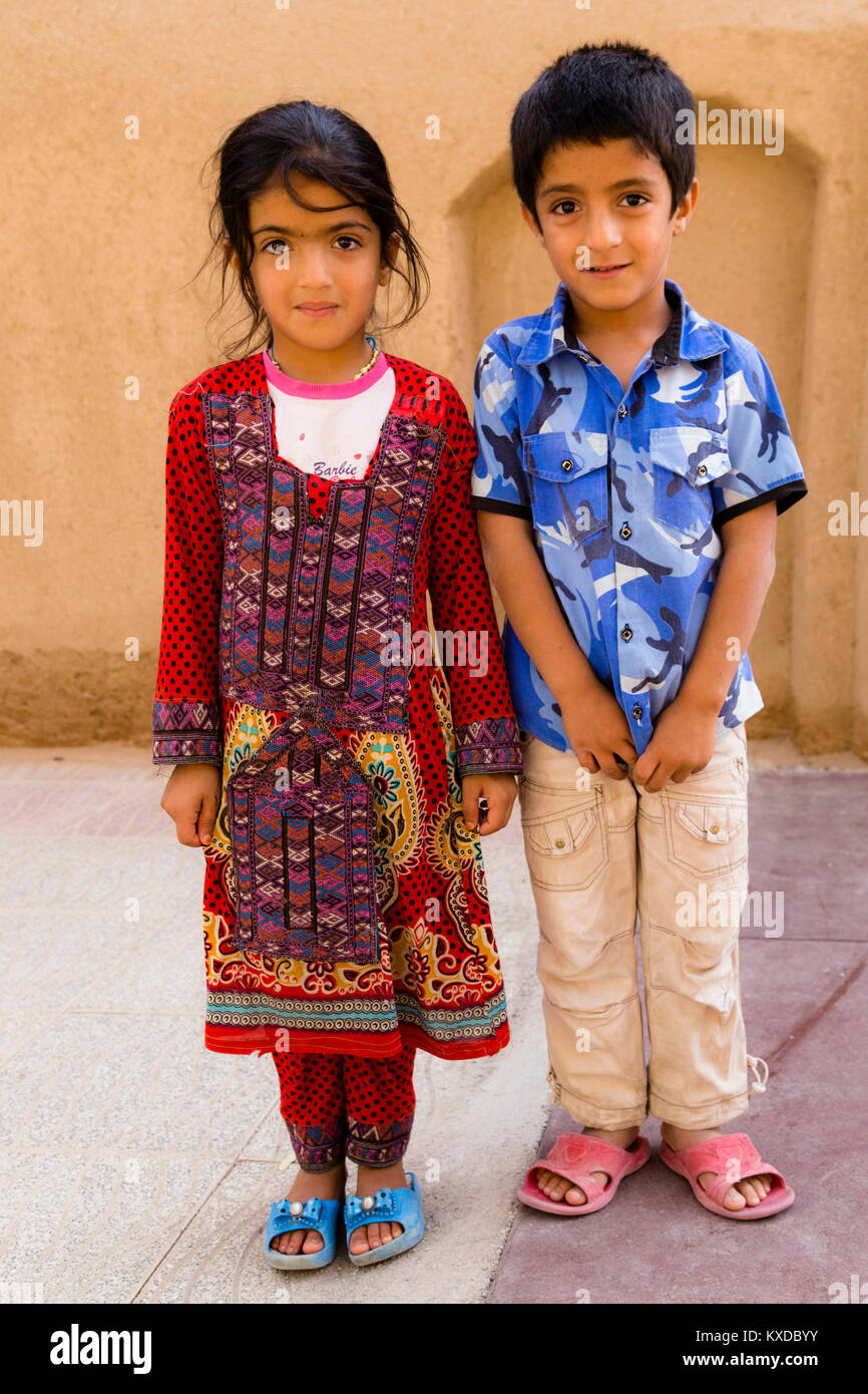 Los niños en las calles de Yazd, Irán Foto de stock