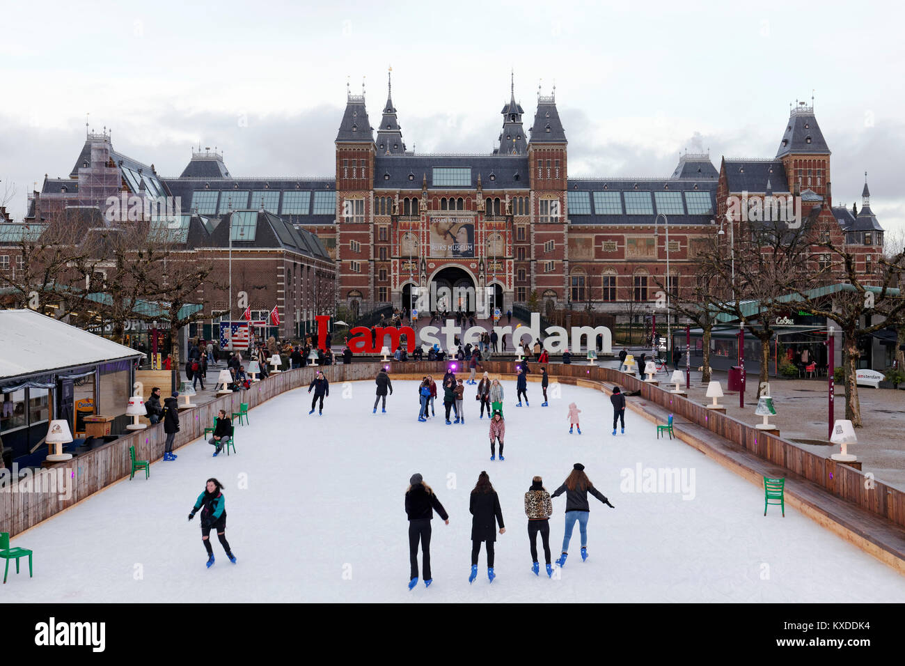 La pista de patinaje sobre hielo en el Rijksmuseum, Museumplein, Ámsterdam,  Holanda, Países Bajos Fotografía de stock - Alamy