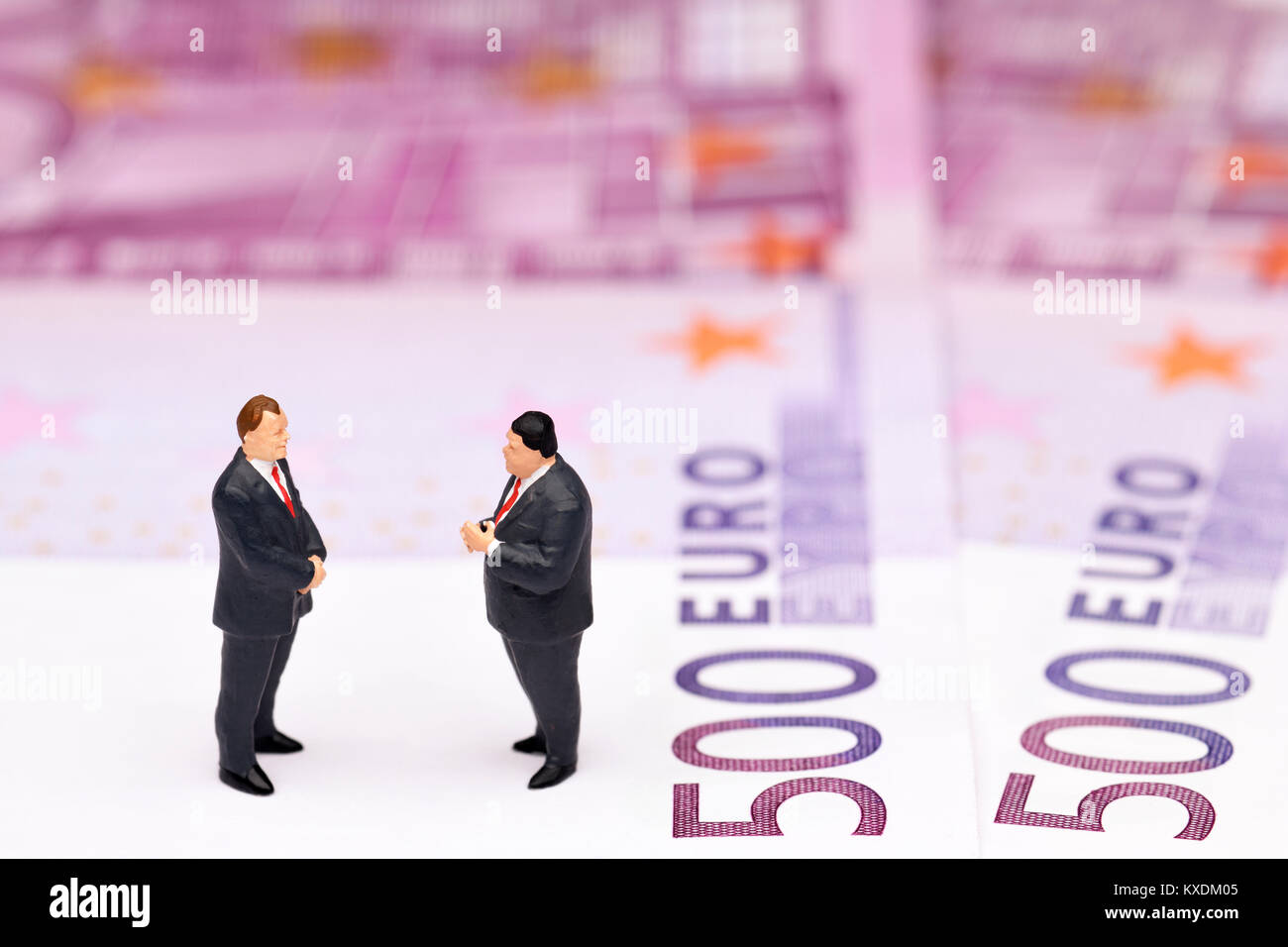Manager, figuras en miniatura en billetes, imagen simbólica Business Foto de stock