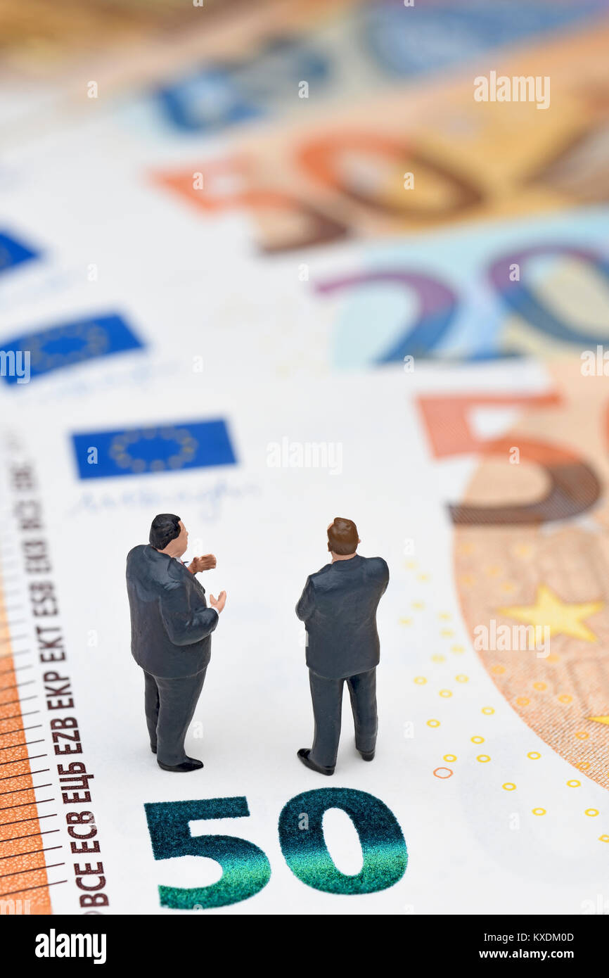 Manager, figuras en miniatura en billetes, imagen simbólica Business Foto de stock
