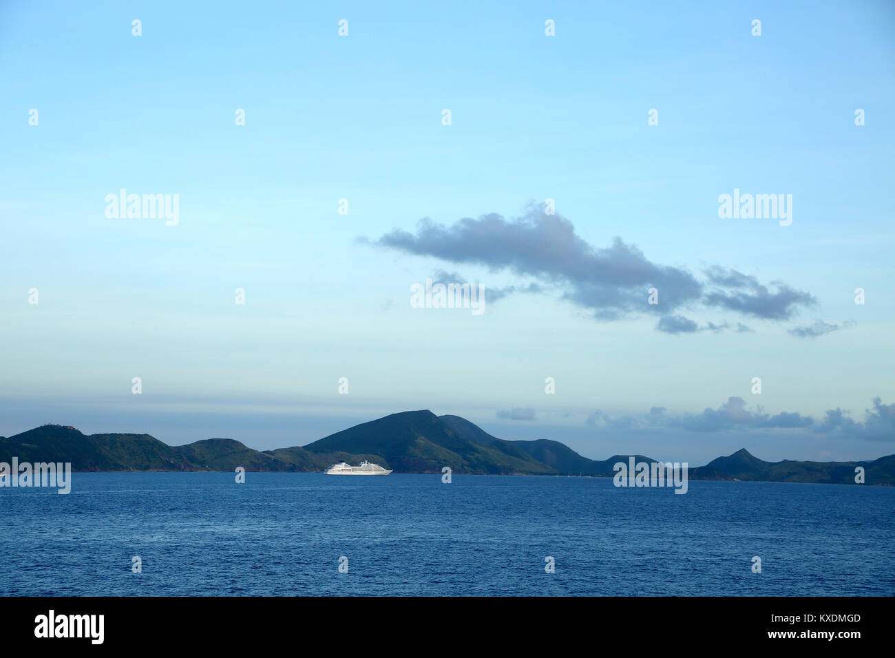 Crucero barco anclado frente a la costa de Basse Terre, St Kitts, Caribe con espacio de copia. Foto de stock