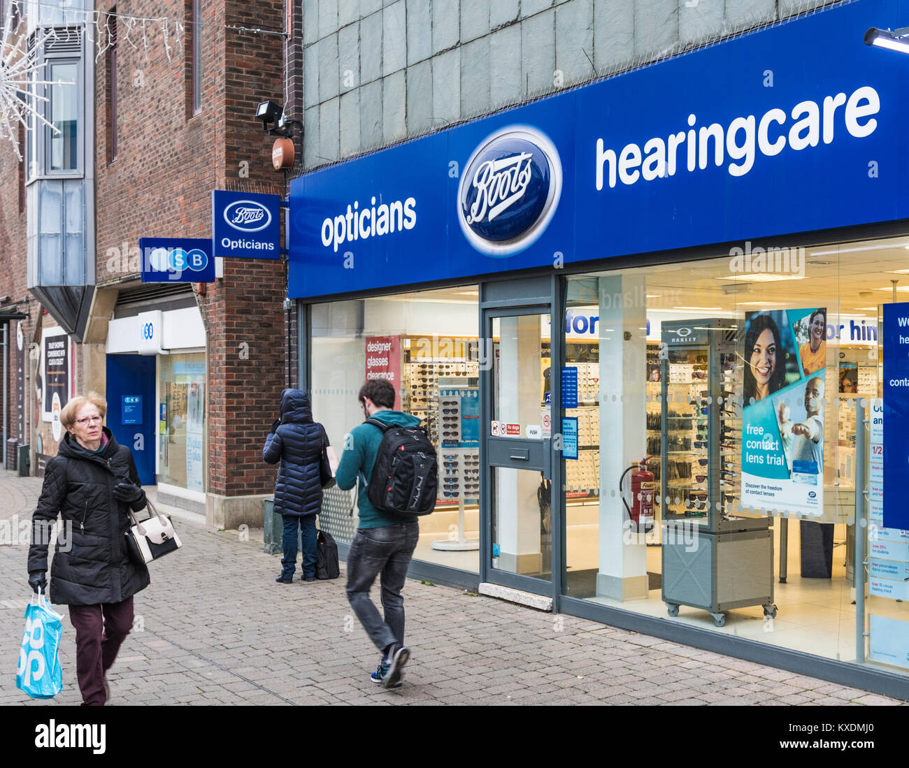 Boots Opticians shop entrada delantera en Horsham, West Sussex, Inglaterra, Reino Unido. Arranca la tienda minorista. Foto de stock