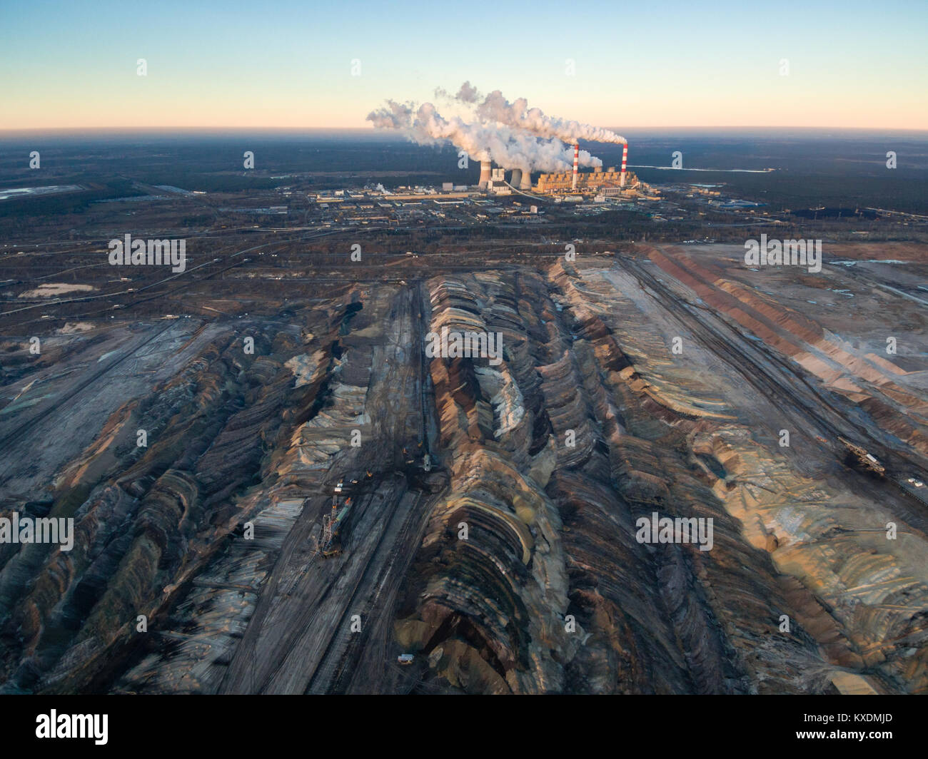 Vista aérea de la mina de carbón a cielo abierto en el Belchatow, Polonia Foto de stock