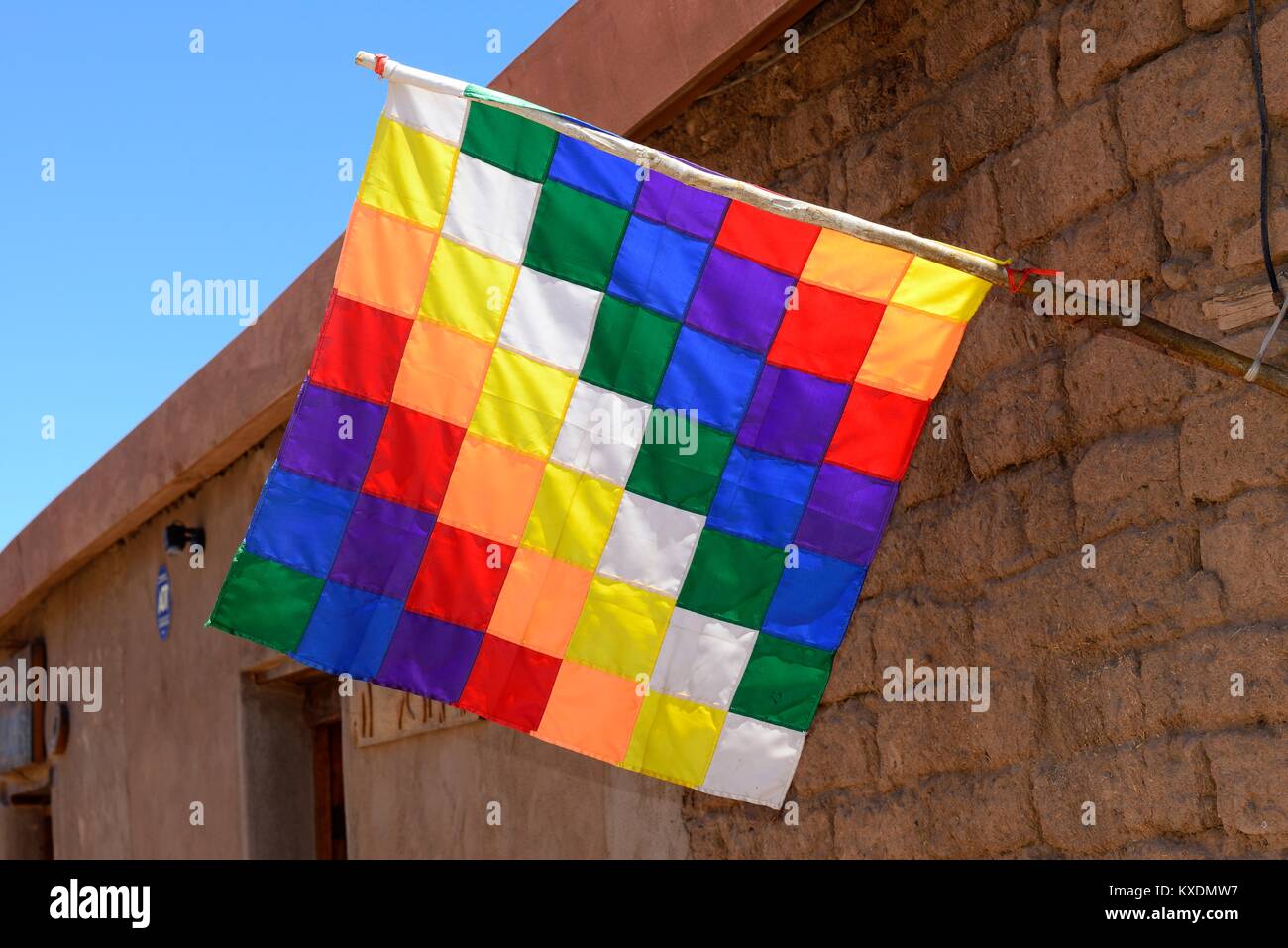Bandera Whipala, símbolo de la población indígena, San Pedro de Atacama, El  Loa, Antofagasta, Chile Fotografía de stock - Alamy