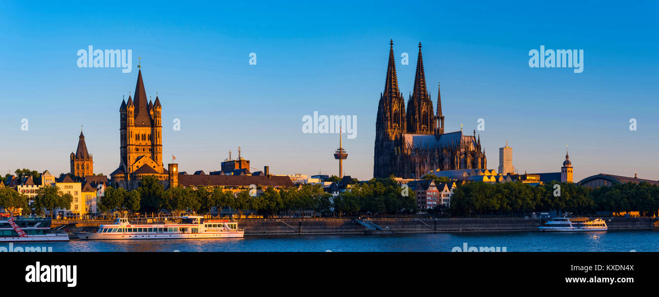 El Ayuntamiento, la iglesia de San Martin, Colonius bruto TV Tower, la catedral de Colonia, el Casco Antiguo, junto al río Rin, Colonia, Renania Foto de stock