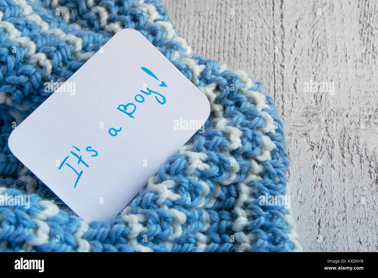 Baby shower "es un niño", anuncio de la tarjeta azul de lana manta y acogedor espacio para el texto. Nueva incorporación a la familia Foto de stock