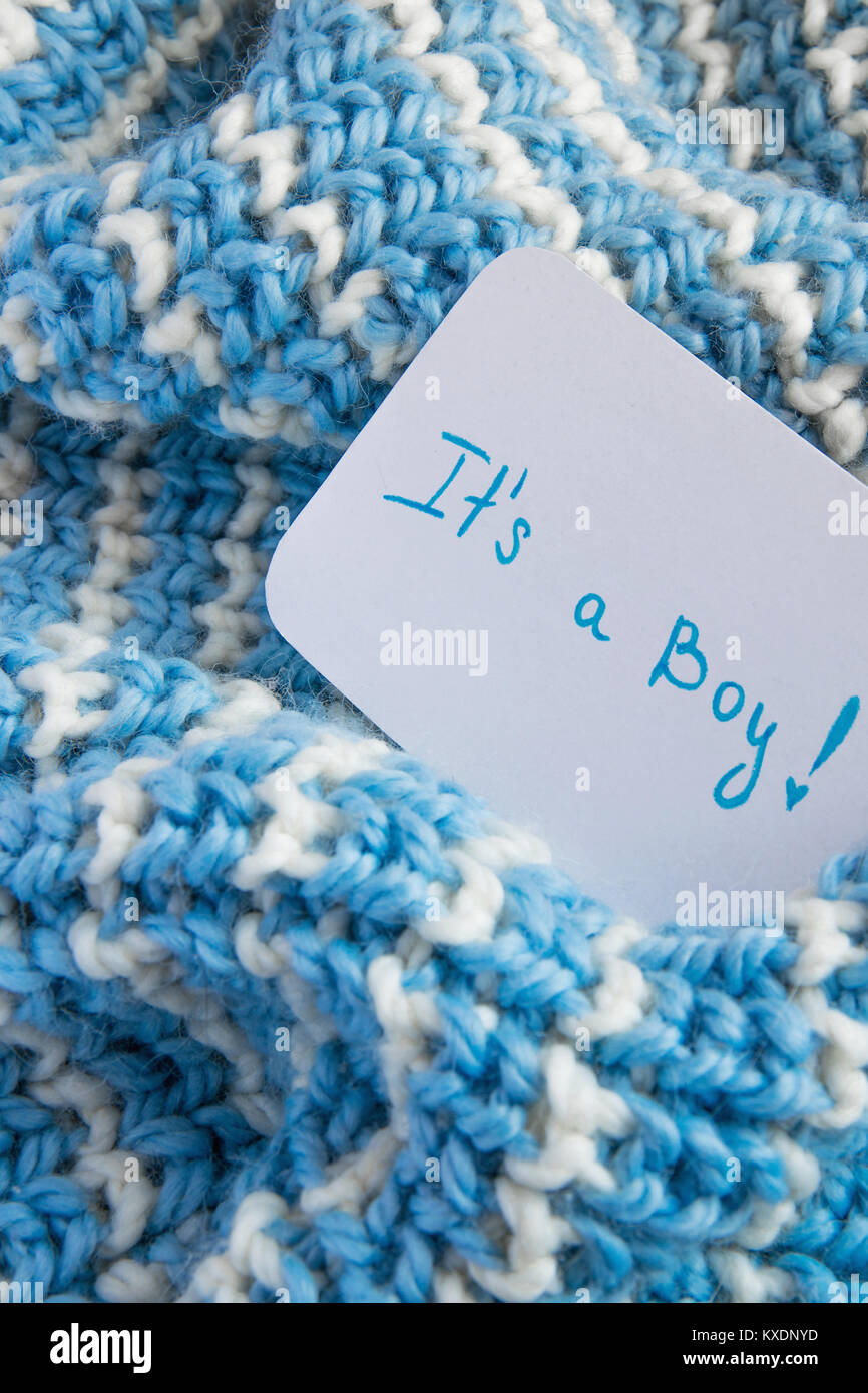 Baby shower "es un niño", anuncio de la tarjeta azul de lana manta y acogedor espacio para el texto. Nueva incorporación a la familia Foto de stock
