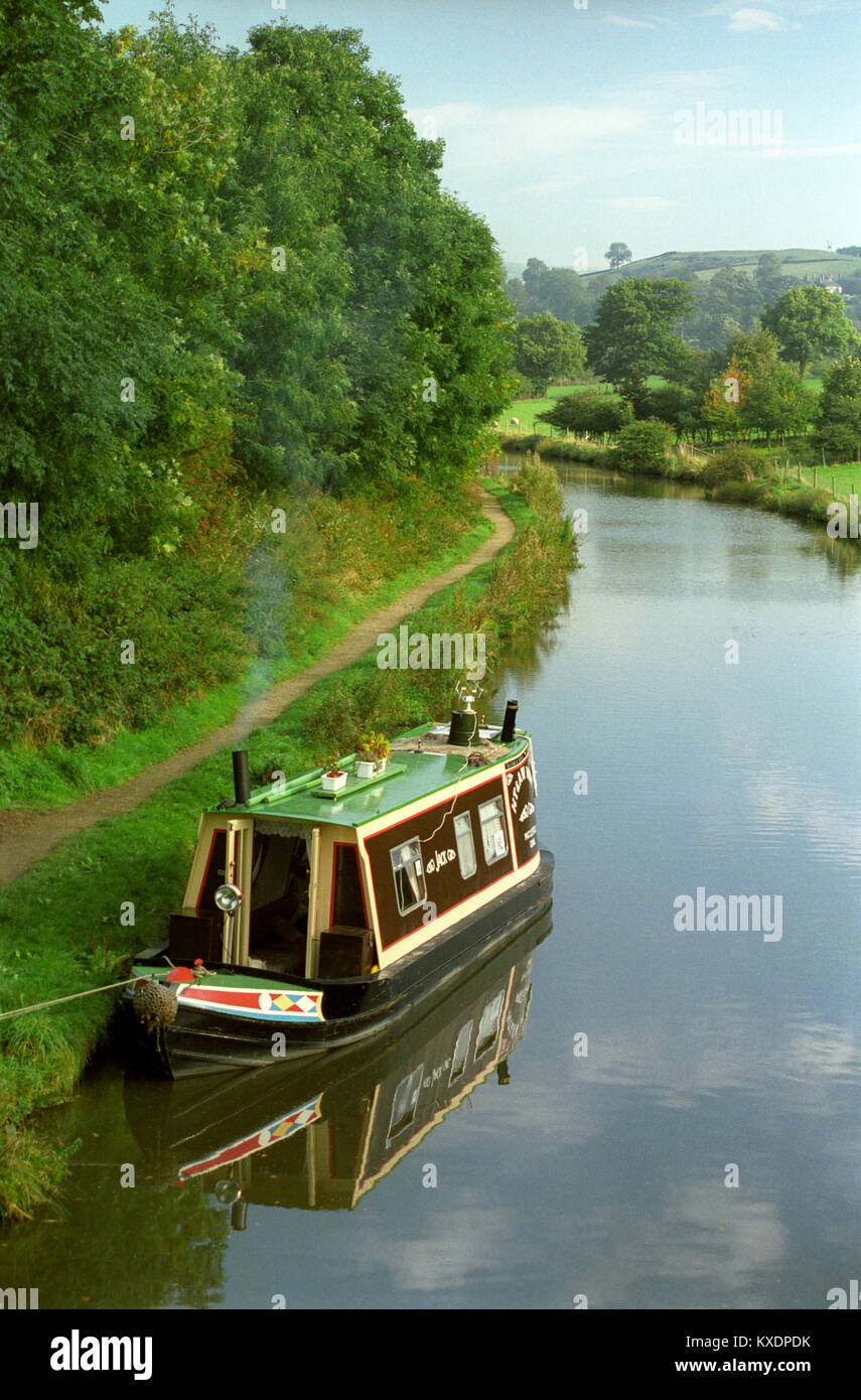 Reino Unido, Inglaterra, Bollington, Cheshire, Macclesfield Canal narrowboat amarrada cerca Kerridge Foto de stock