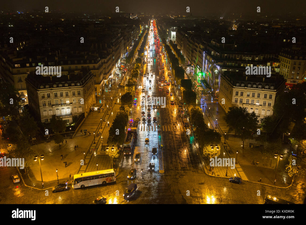 Vista desde arriba en los Campos Elíseos de noche, París, Francia Foto de stock