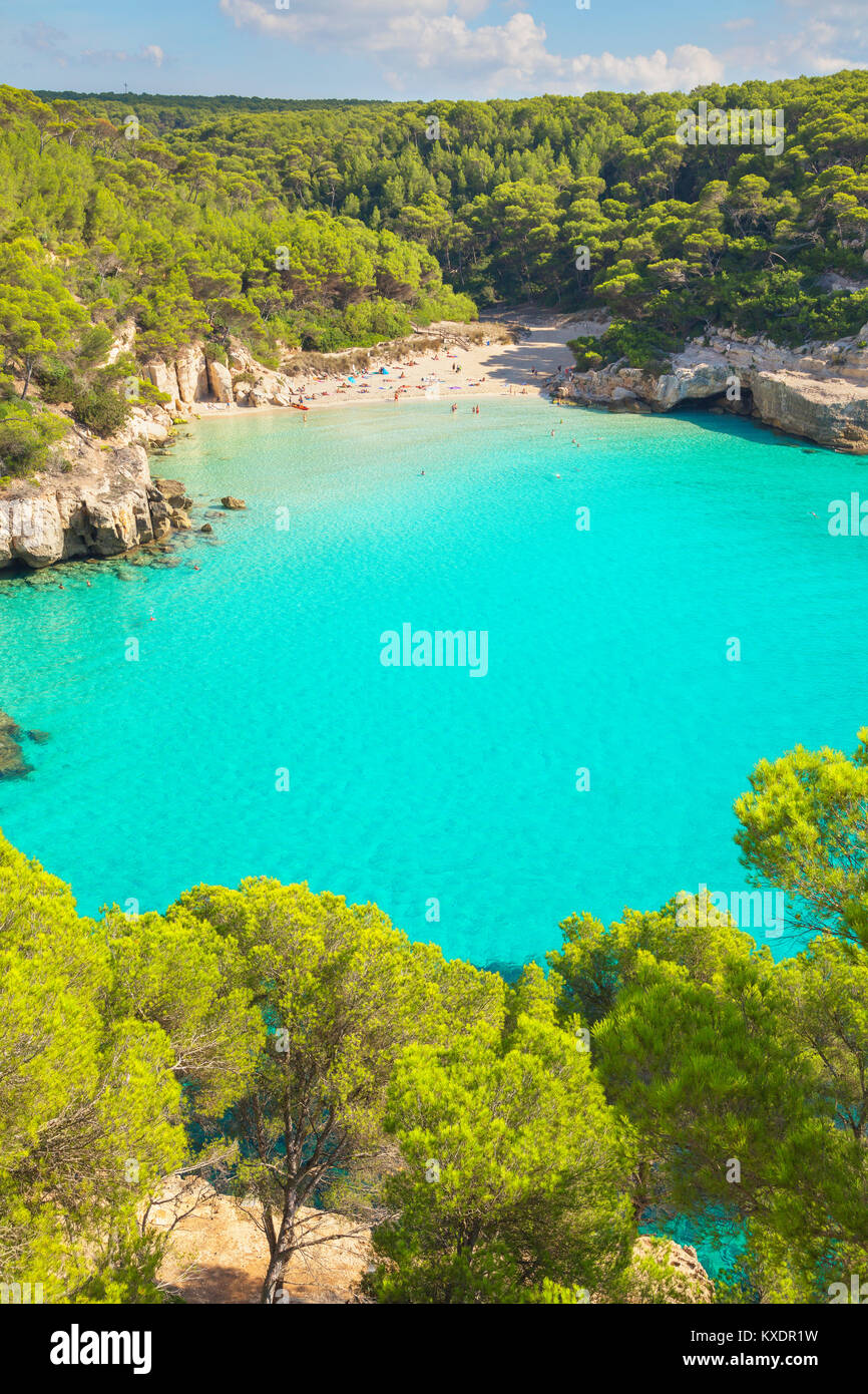 Vista de Cala Mitjana, Menorca, Islas Baleares, España Foto de stock