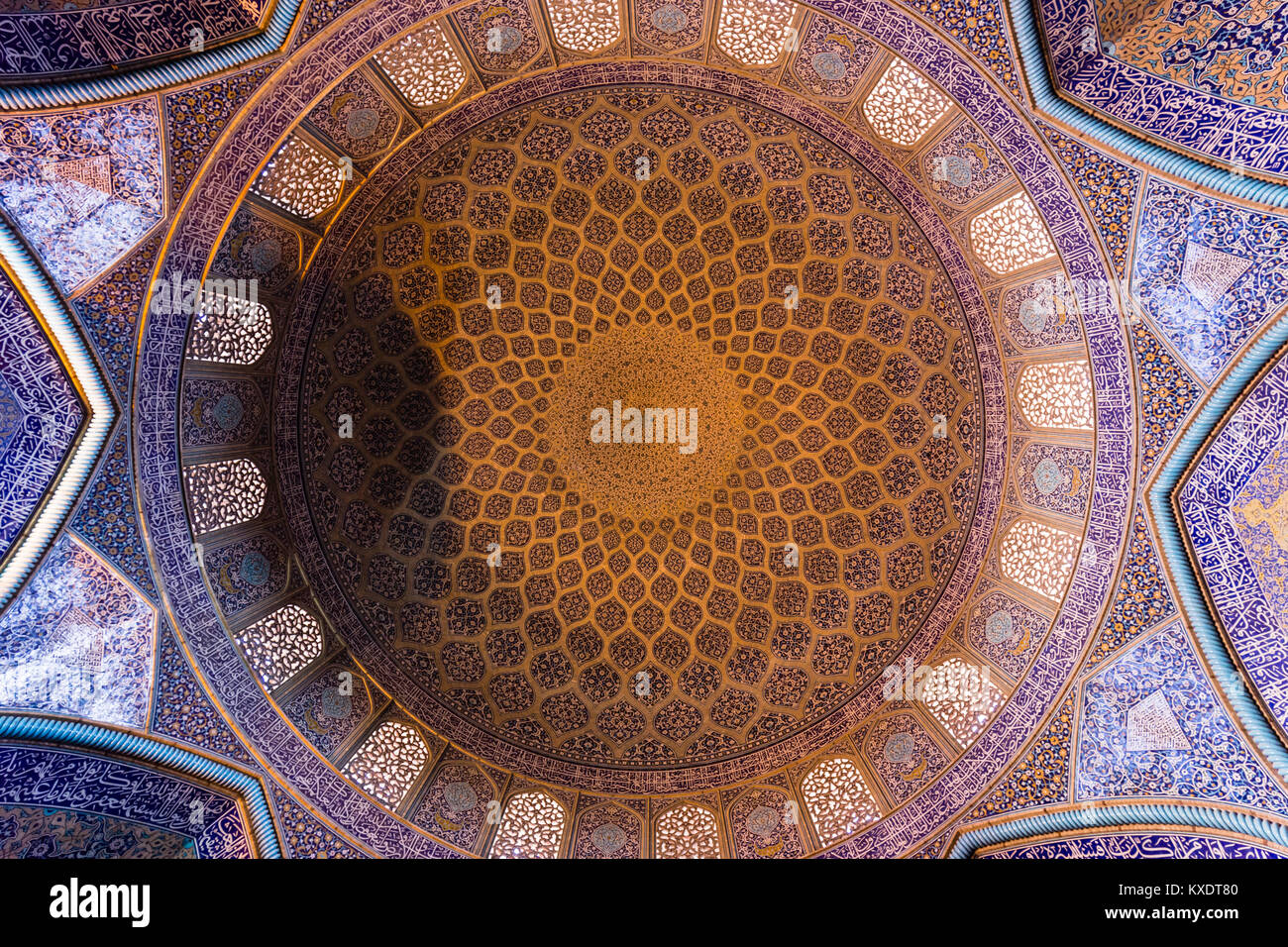 Dentro de Masjed-e Sheikh Lotfollah o Sheikh Lotfollah Mezquita, Naqsh-e Jahan o Plaza de Imam, Isfahán, Irán Foto de stock