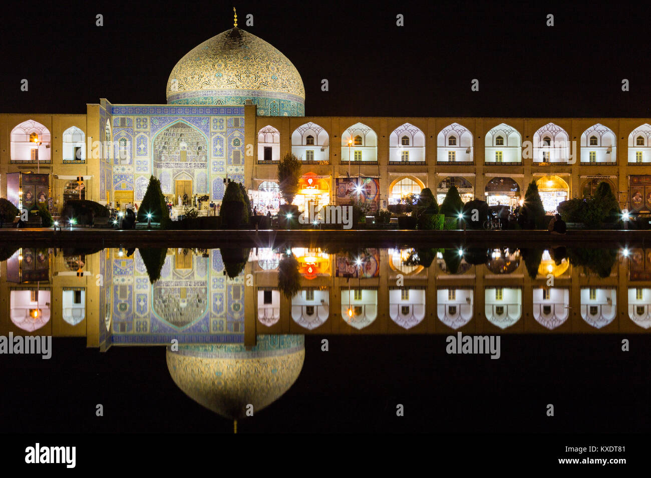 Masjed-e Sheikh Lotfollah Mezquita de Sheikh Lotfollah o por la noche, Naqsh-e Jahan o Plaza de Imam, Isfahán, Irán Foto de stock