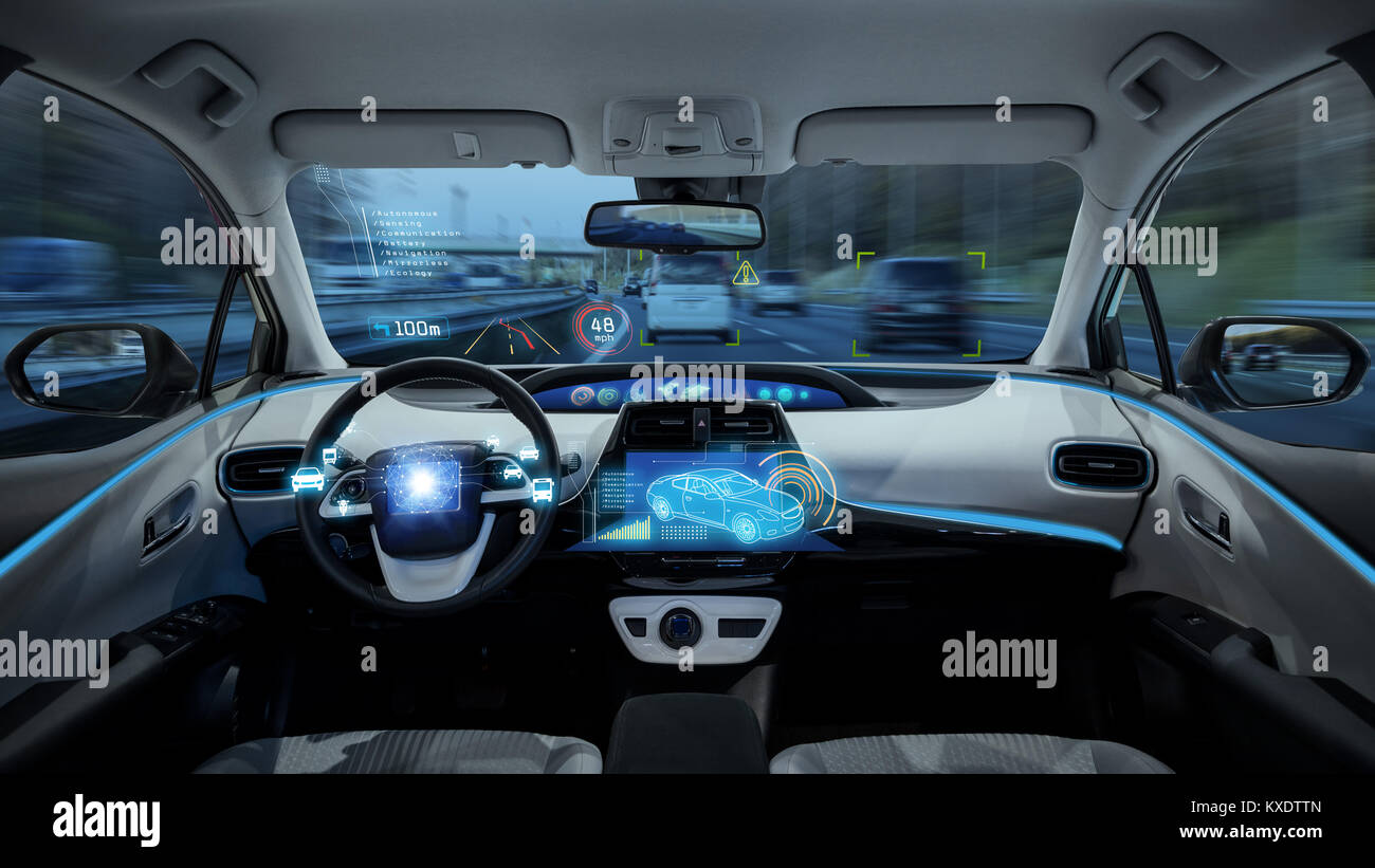 Cabina de vehículo vacío, HUD (Head Up Display) y velocímetro digital. coche autónomo. driverless car. auto-conduce el vehículo. Foto de stock
