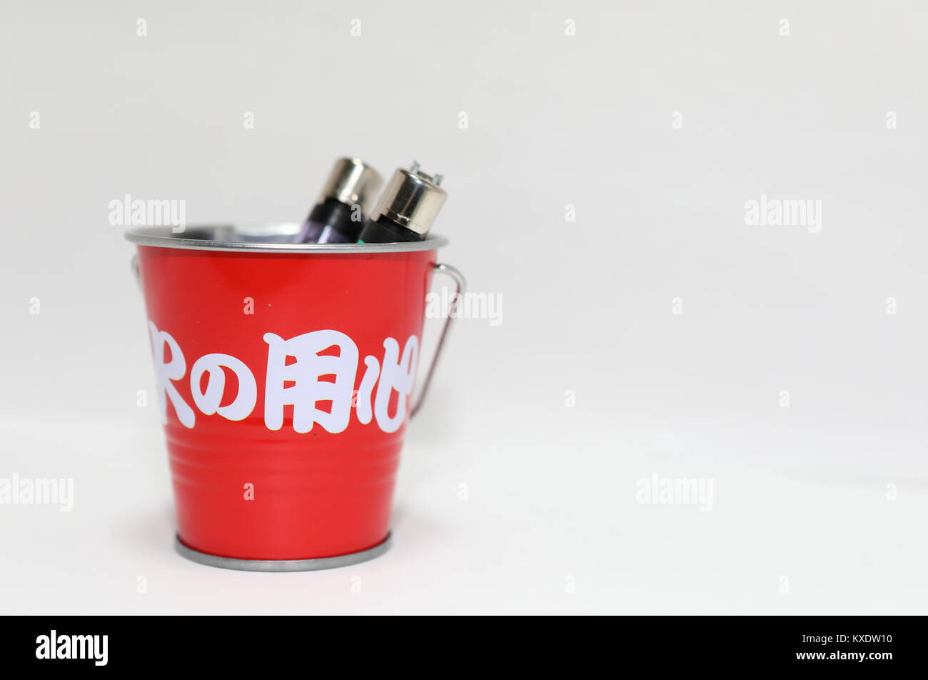 Cuchara de fuego encendedores. Traducción de japonés en el rojo la cuchara:  cuidado con el fuego Fotografía de stock - Alamy