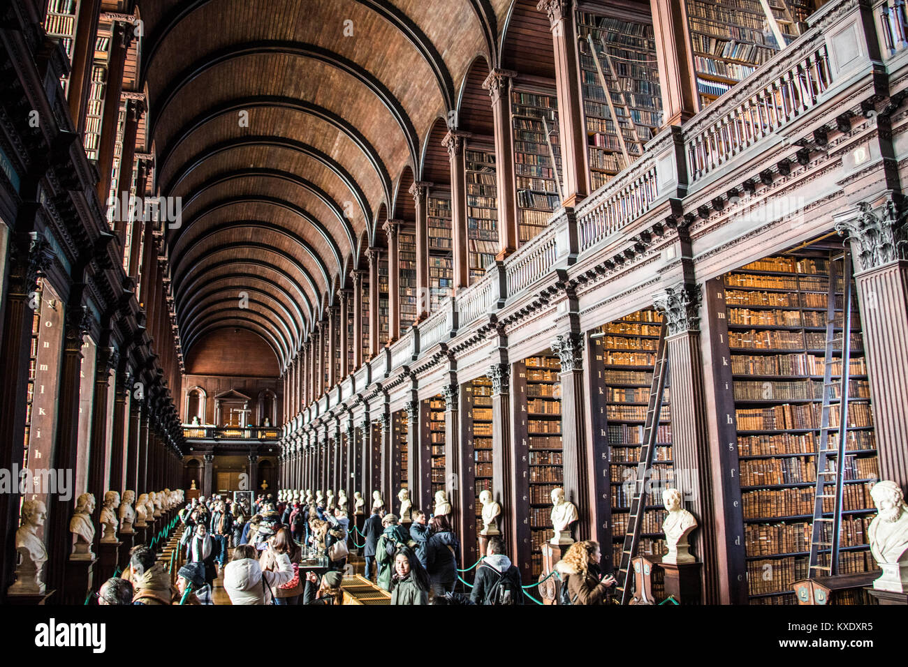 La Long Room, la biblioteca del Trinity College, Dublín, Irlanda Foto de stock
