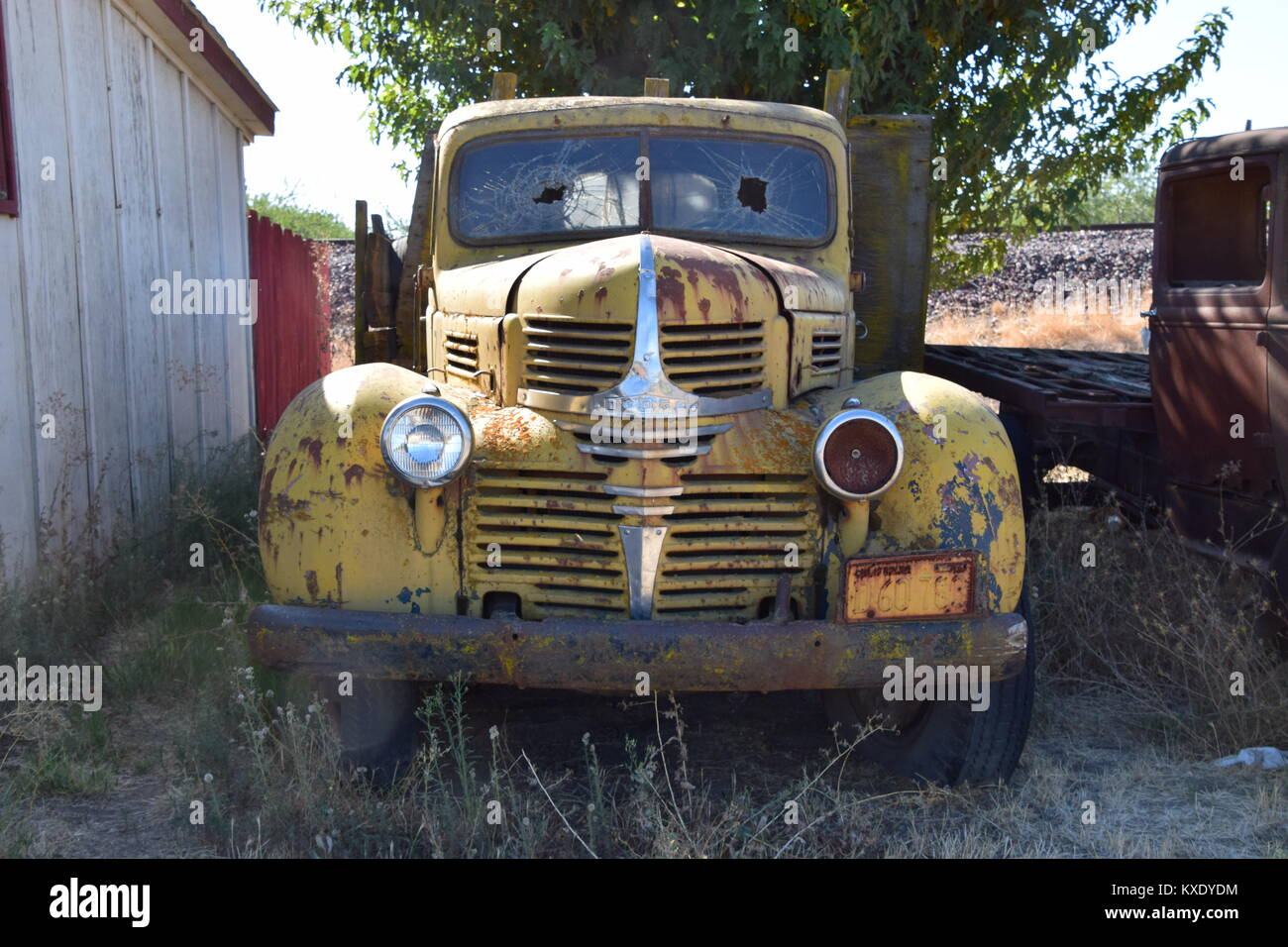 Abandonada camioneta vintage amarillo al lado de la carretera en California. Foto de stock