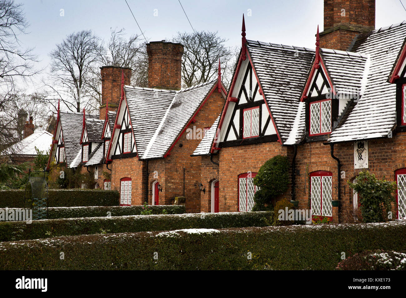 Reino Unido, Inglaterra, Cheshire, Nantwich, Fila de Gales, Sir Roger Wilbraham (Almshouses Tollemache's) en la nieve Foto de stock