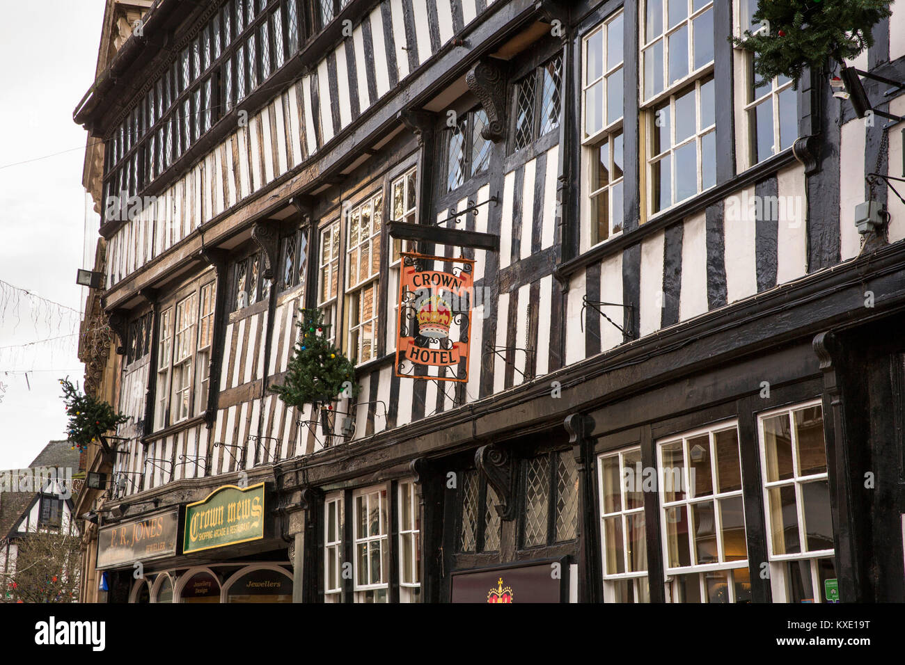 Reino Unido, Inglaterra, Cheshire, Nantwich, High Street, Crown Hotel, estructura de madera de 1583 public house Foto de stock