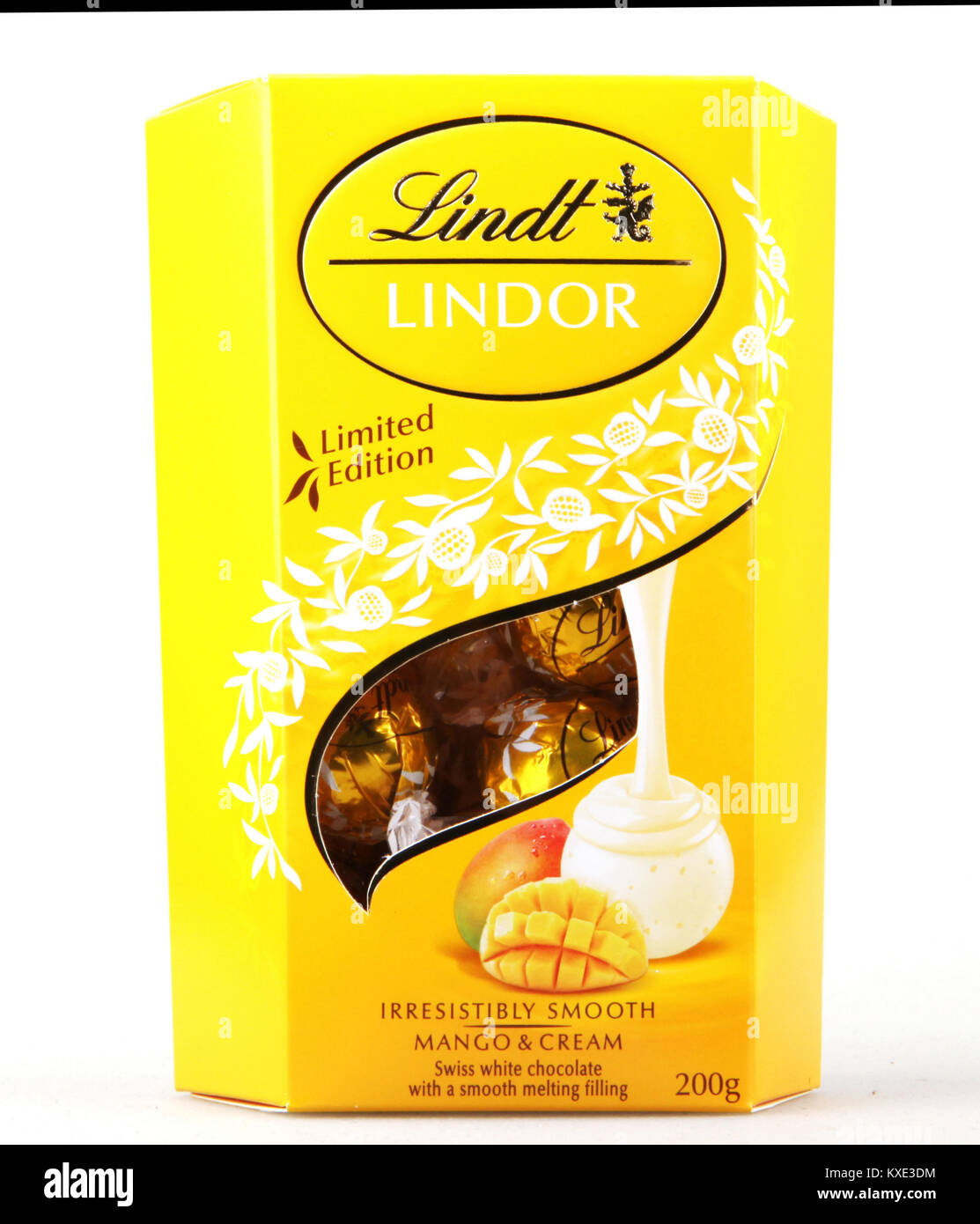 Pomorie, Bulgaria Enero 09, 2018 una caja de trufas de chocolate Lindt Lindor Pomorie, Bulgaria Enero 09, 2018 una caja de trufas de chocolate Lindt Lindor