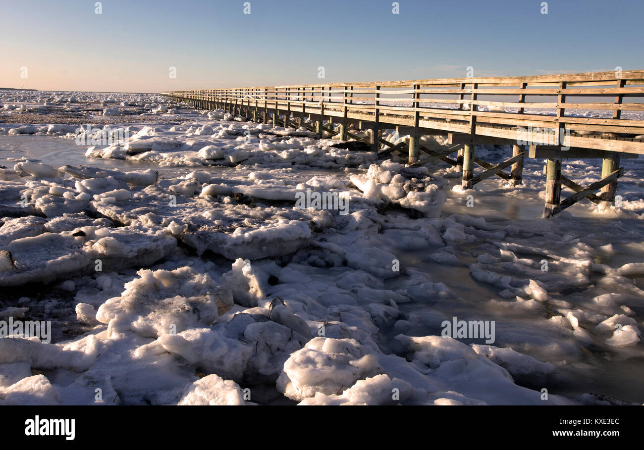 El Boardwalk y hielo en Bass agujero en Yarmouth Port, Massachusetts en Cape Cod, EE.UU. Foto de stock