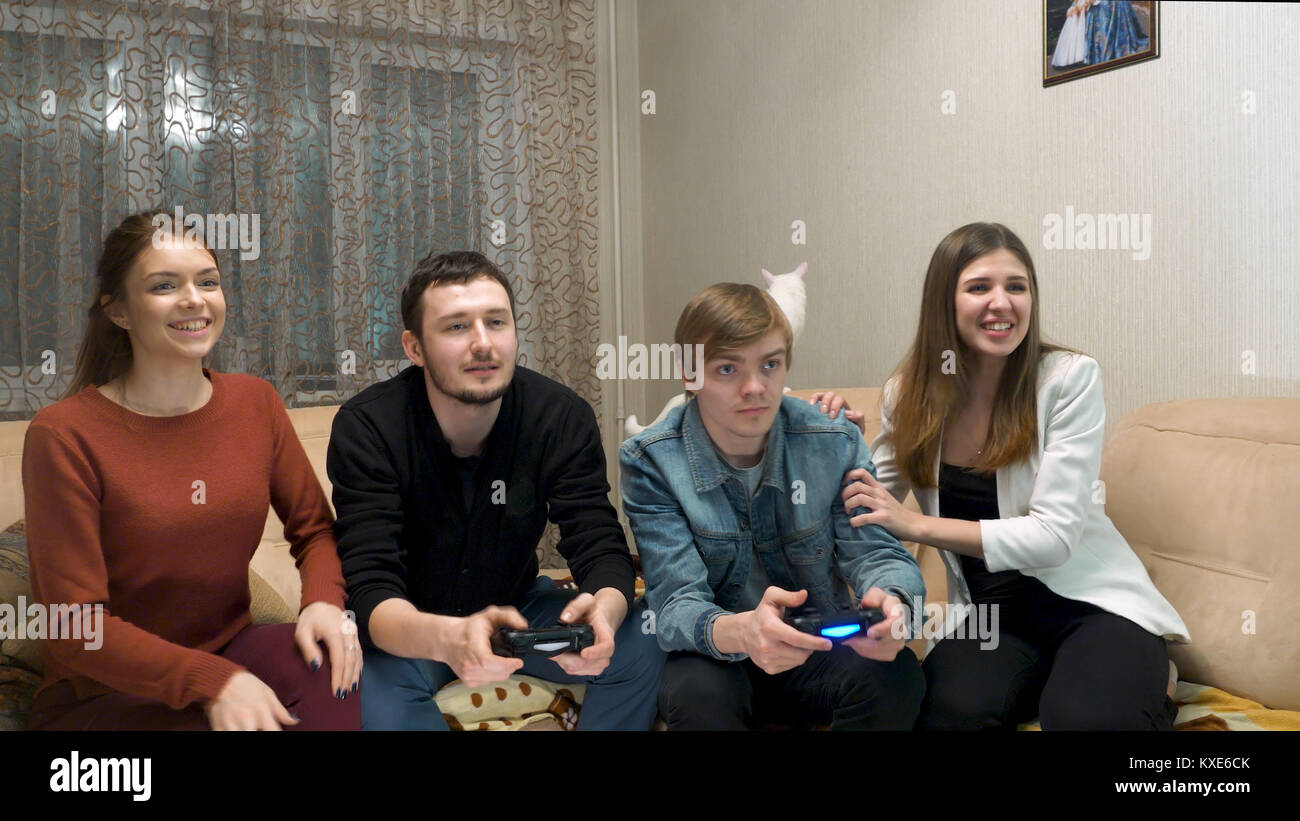 Dos parejas juego de consola. Un grupo de amigos, divertirse y jugar a videojuegos juntos. Emocionado amigos jugando juegos de video en casa Fotografía de stock - Alamy Dos parejas juego de consola. Un grupo de amigos, divertirse y jugar a videojuegos juntos. Emocionado amigos jugando juegos de video en casa Fotografía de stock - Alamy