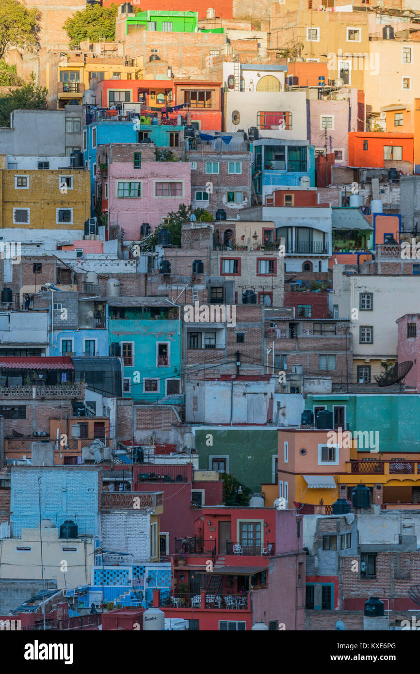 Disparos aislados de muchas casas coloridas, y estratificada que salpican  la ladera, en un día soleado, en Guanajuato, México Fotografía de stock -  Alamy