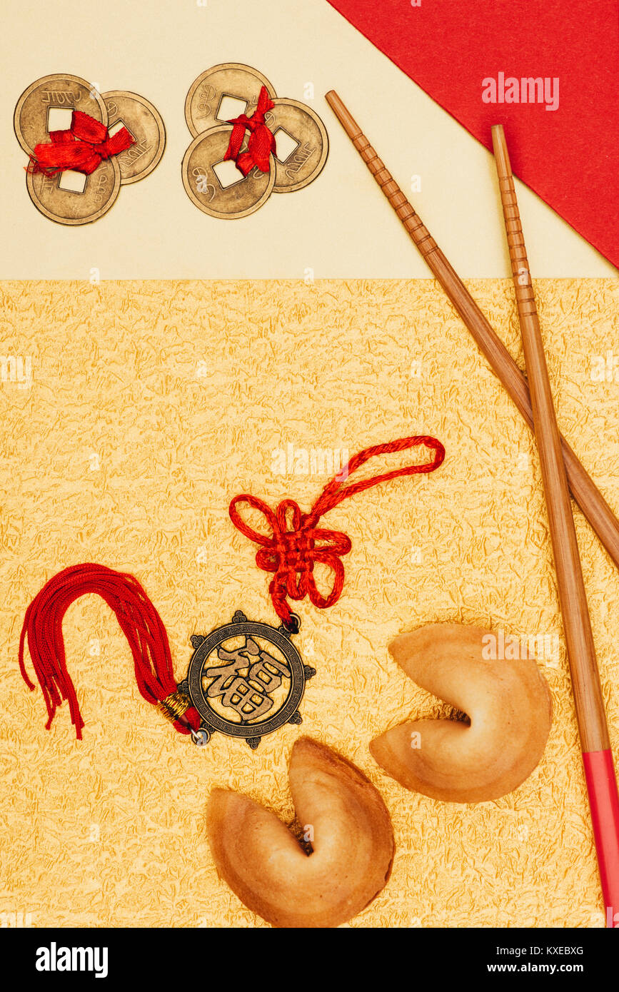Vista superior de talismanes chinos con galletas de la fortuna y los  palillos en la superficie dorada, Año Nuevo Chino concepto Fotografía de  stock - Alamy