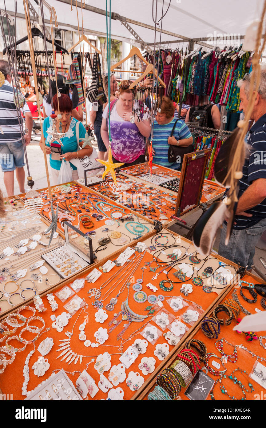Joyería para la venta en el mercado de la calle en Mahón, Menorca, Islas  Baleares, España Fotografía de stock - Alamy