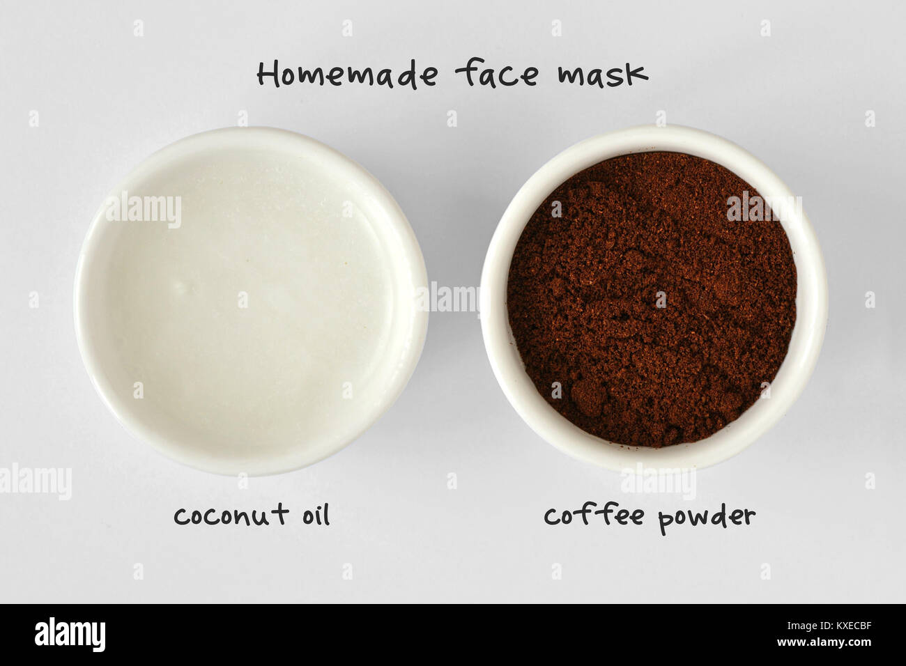 Máscara facial casera hecha de aceite de coco y el café en polvo - fondo  blanco Fotografía de stock - Alamy