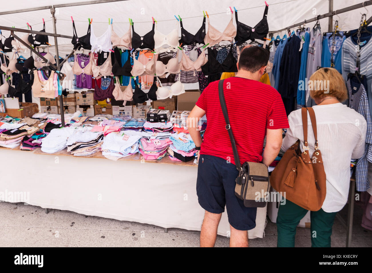 Womens underwear para la venta en el mercado de la calle en Mahón, Menorca, Islas Baleares, España Foto de stock