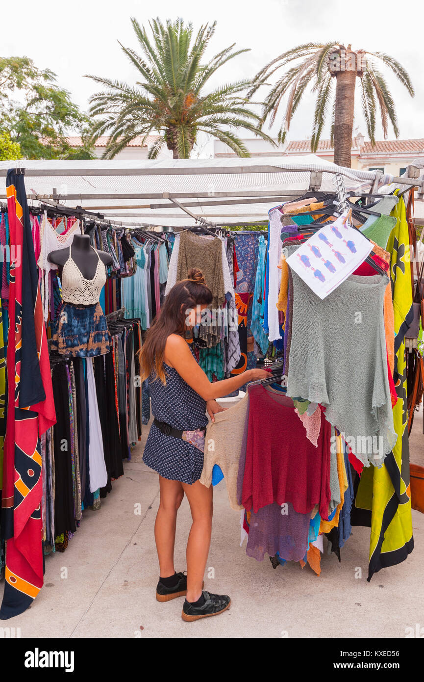 Ropa para la venta en el mercado de la calle en Mahón, Menorca, Islas  Baleares, España Fotografía de stock - Alamy
