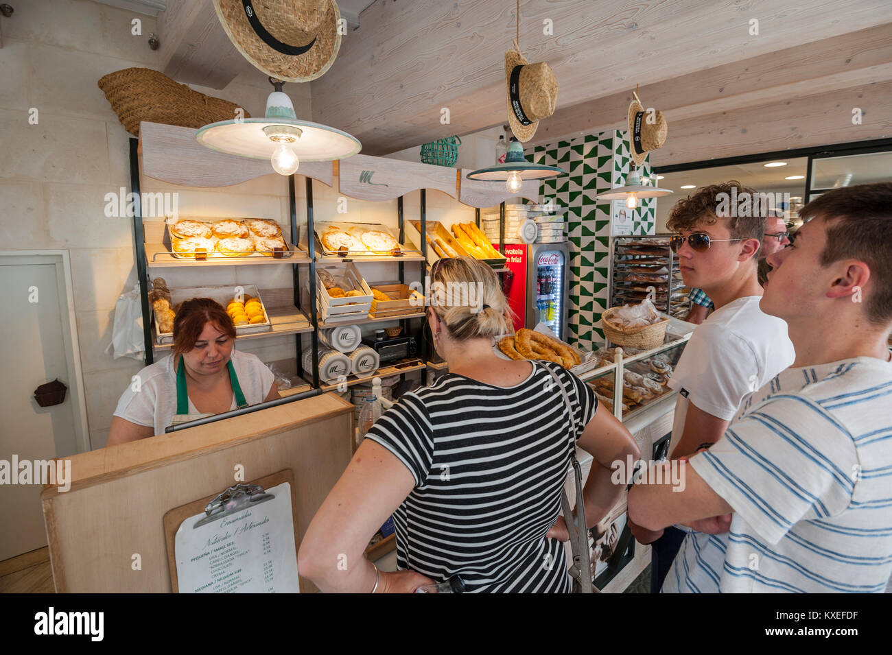 En el interior de una panadería en Mahón, Menorca, Islas Baleares, España Foto de stock