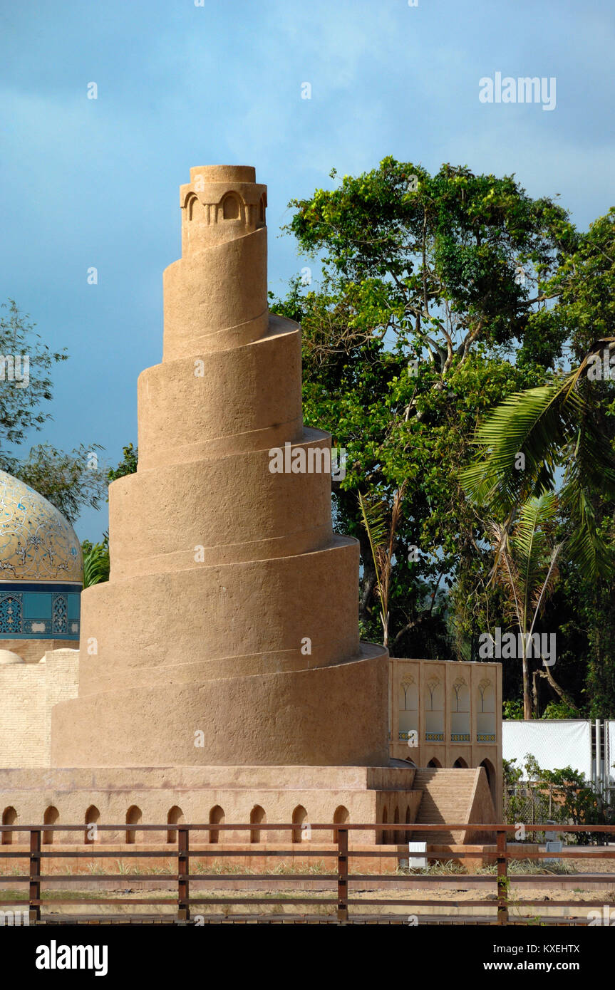 Modelo a escala o una réplica de la gran mezquita de Samarra (848-851), Irak, en el patrimonio islámico Park o parque temático, Kuala Terengganu, Malasia Foto de stock