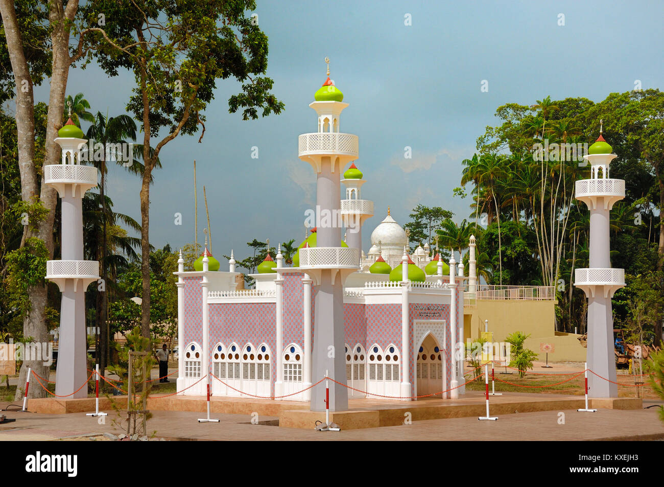 Maqueta o réplica de la Mezquita Central de Pattani, Tailandia al patrimonio islámico Park o parque temático, Kuala Terengganu, Malasia Foto de stock