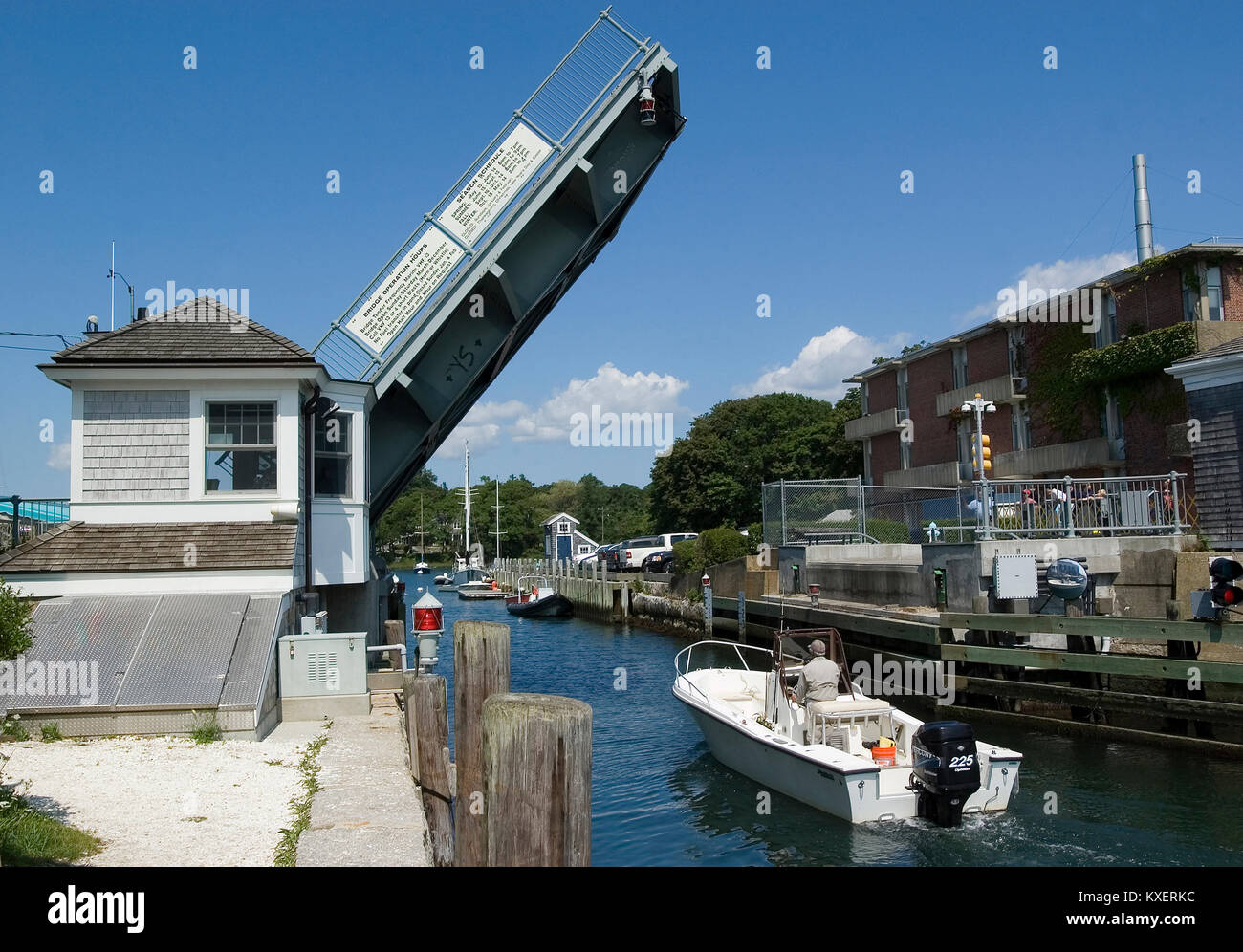 Woods Hole, en Falmouth, Massachusetts. El histórico puente levadizo permite pasar una lancha a motor. Cape Cod,, EE.UU. Foto de stock