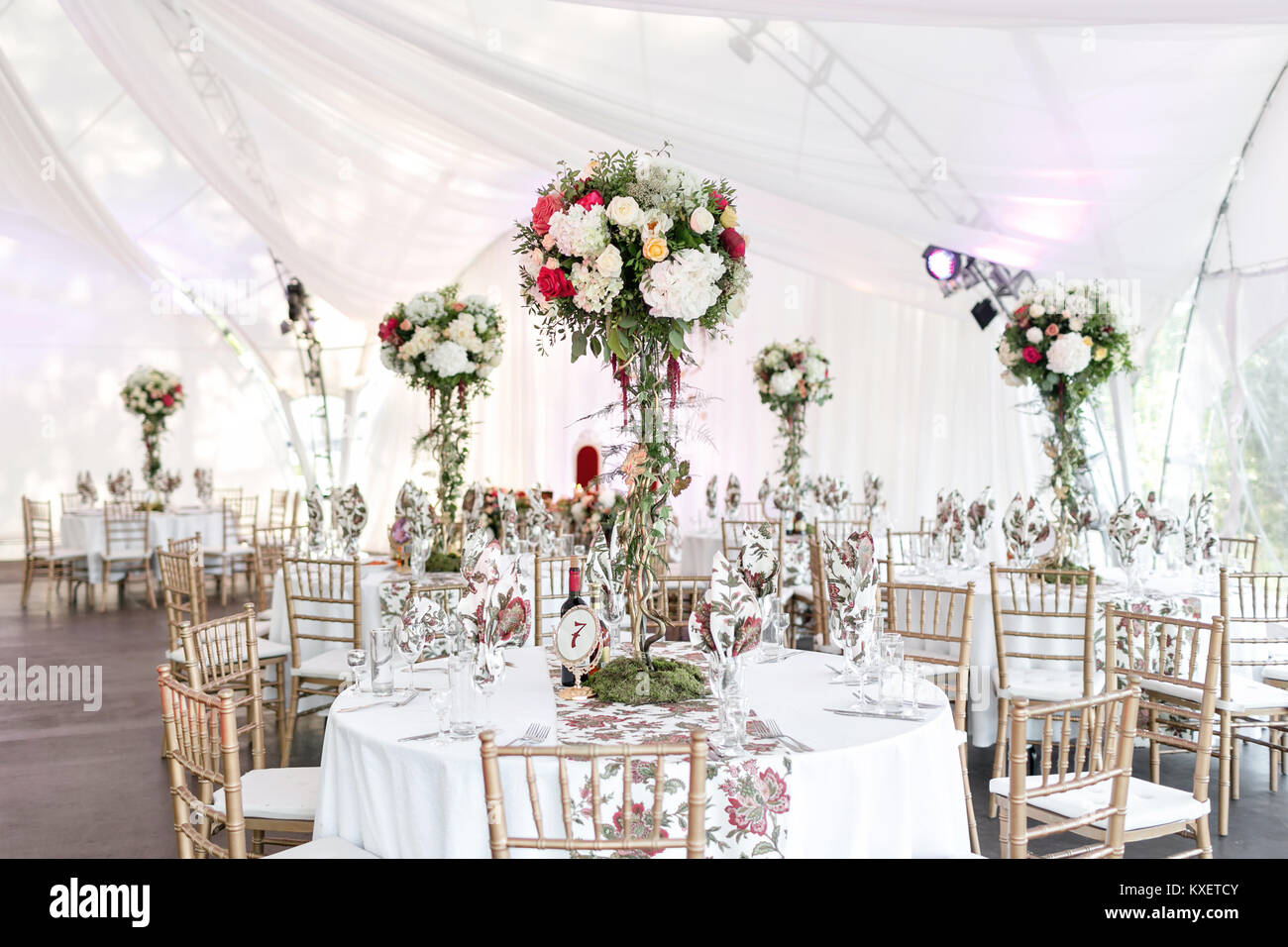 Interior de una tienda de Bodas Decoración listo para los huéspedes. Mesa  redonda sirvió en la marquesina exterior decorado flores y seda. Concepto  de catering Fotografía de stock - Alamy