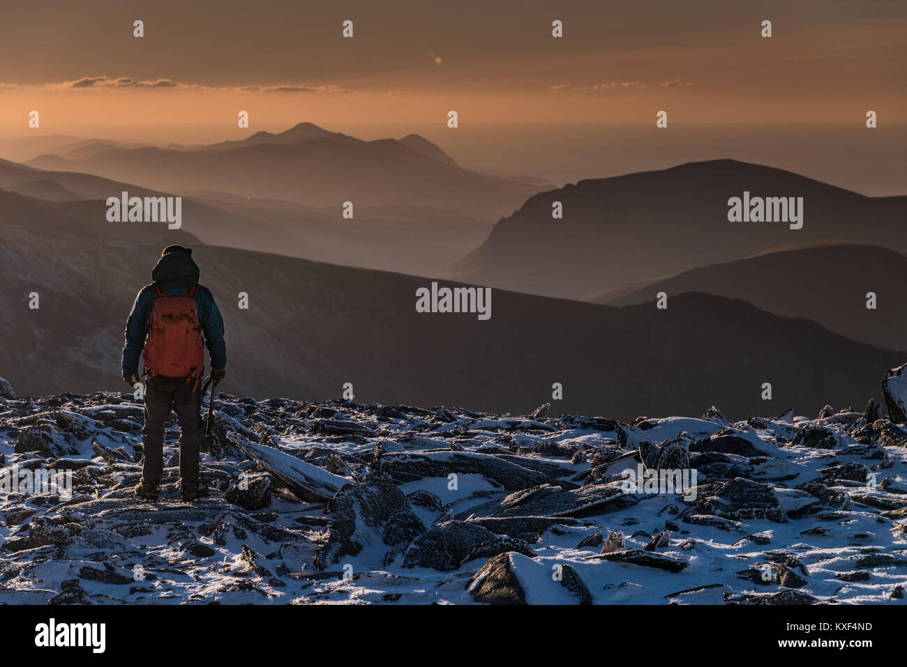 Montañismo en la nieve en Gales Foto de stock