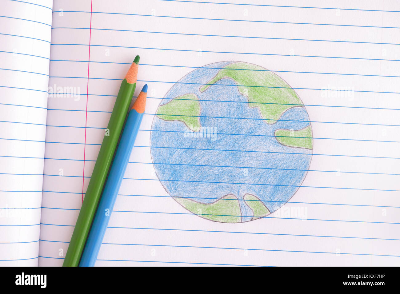 Planeta Tierra dibujadas con lápices en Hoja de cuaderno. Cerca. Foto de stock