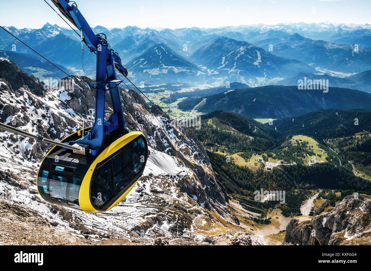 El teleférico o en góndola hasta el pico de la montaña de Dachstein glacier en Alpes austríacos. Foto de stock