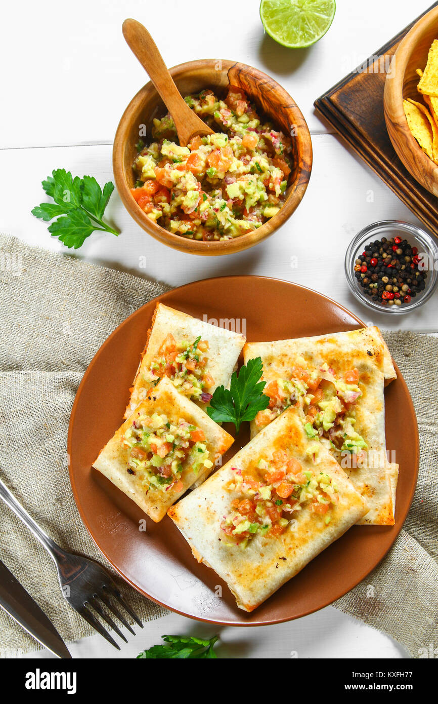 Plato tradicional mexicano chimichanga. Pastel de maíz con carne