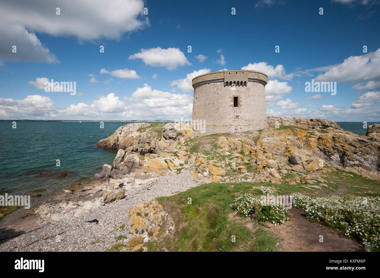 Vista de la torre Martello fon la isla de Irlanda del ojo frente a la costa de Dublín, en la costa oriental de Irlanda Foto de stock
