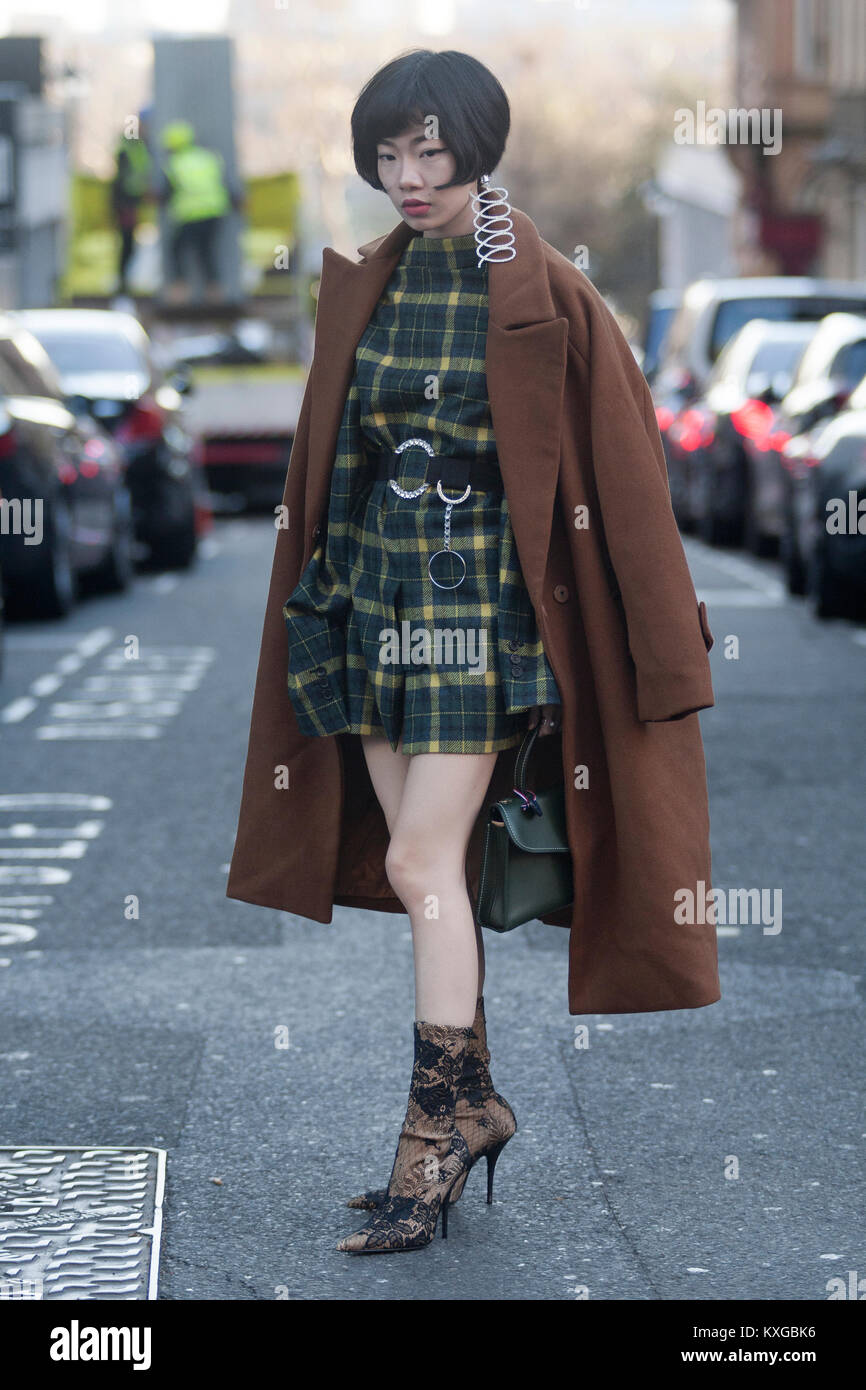 Street Style dos desde el primer día de la Semana de la Moda de Londres Mens AW 2018. La imagen muestra comprador de moda chino Harper Silin. una chaqueta hombre