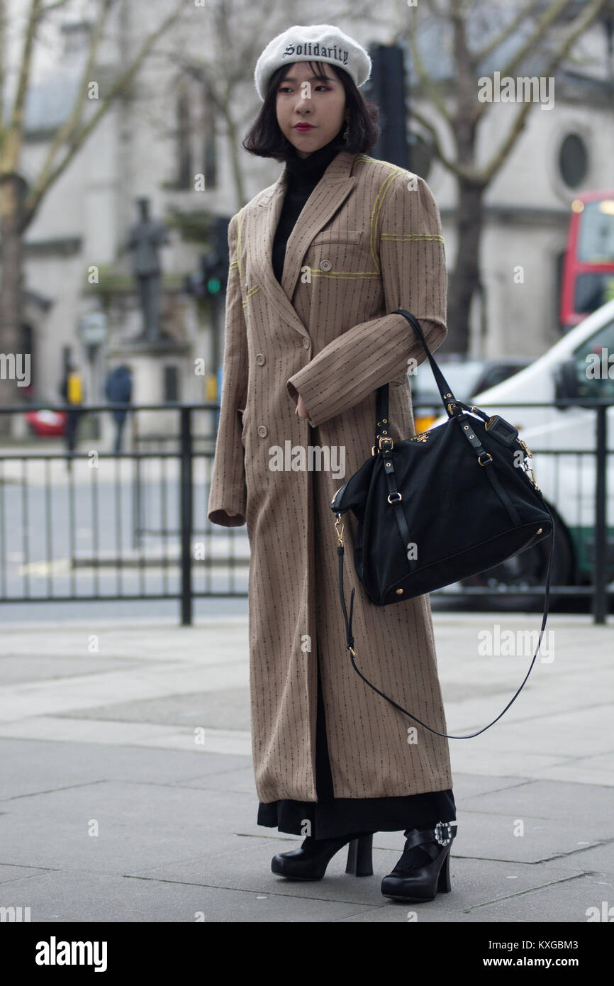 Street Style tres desde el primer día de la Semana de la Moda de Londres  Mens AW 2018. Imagen muestra Kim Won Ton desde China. Viste una boina hat  por Gashi Gallery,