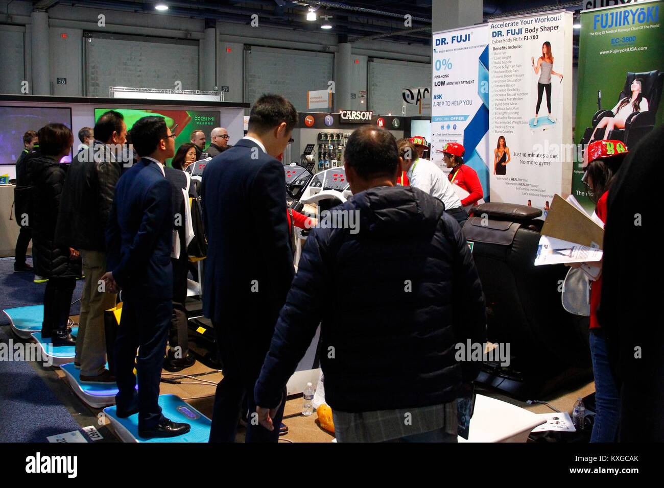 Las Vegas, NV, EE.UU.. 9 ene, 2018. Dr. Fuji body shaper plataforma  vibratoria en la asistencia para 2018 International CES (Consumer  Electronics Show) - TUE, Centro de Convenciones de Las Vegas, Las