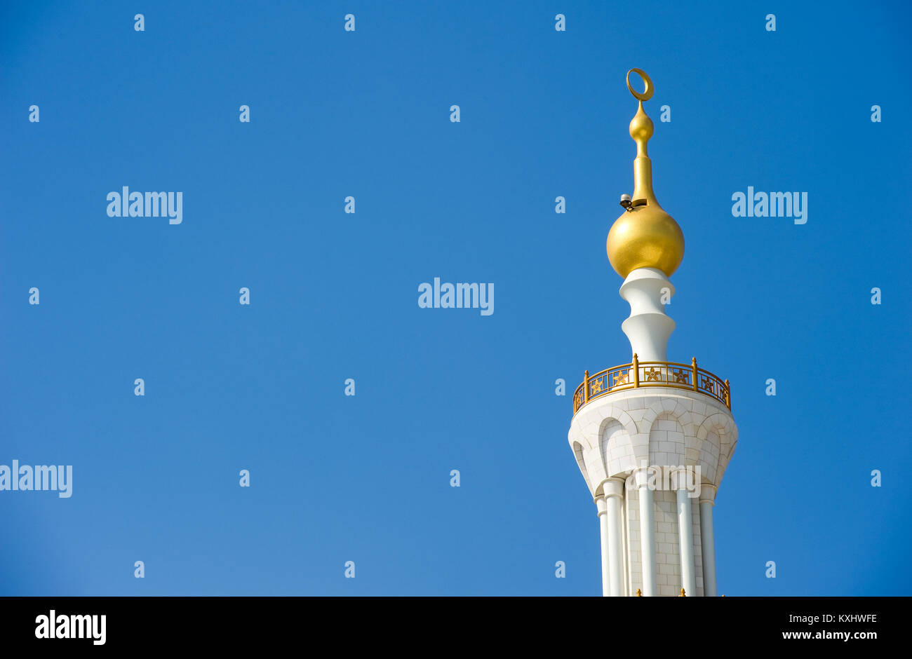 ABU DHABI, EMIRATOS ÁRABES UNIDOS - DEC 28, 2017: Una parte del techo de la Mezquita Sheikh Zayed en Abu Dhabi. Es la mezquita más grande en el país. Foto de stock