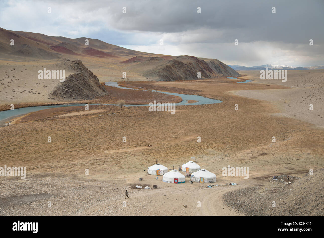 Paisaje mongol gers kazajas río familiar invierno nublado Mongolia Foto de stock