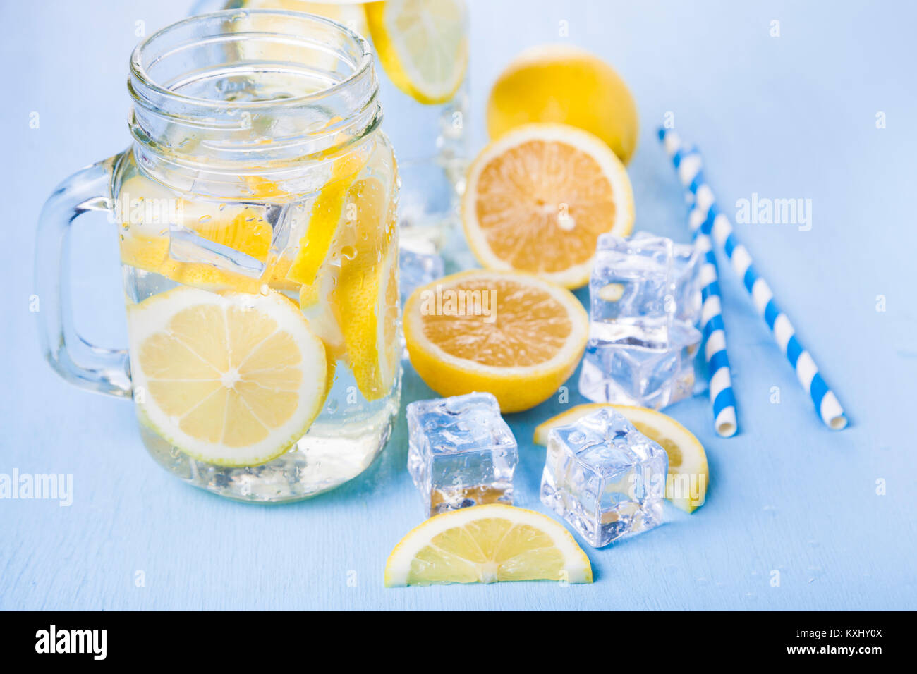 Refrescante agua fría o hielo con limón listo para beber. Concepto de dieta. Dieta para la pérdida de peso. Foto de stock